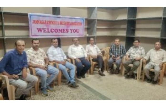 દેશભરમાં વધી રહેલા ઓનલાઈન દવાઓના વેચાણ અને ઈ-ફાર્મસીના પ્રભાવ સામે હવે પરંપરાગત મેડિકલ સ્ટોર સંચાલકો ખુલ્લેઆમ મેદાનમાં ઉતરી આવ્યા છે.