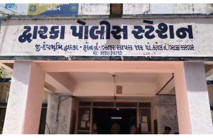 દ્વારકા પંથકમાં વારંવાર ચરસ ઝડપાતા ચકચાર, પોલીસ પેટ્રોલિંગના દાવાઓ પર સવાલો, સુરક્ષા એજન્સીઓ પણ ચિંતિત બની.