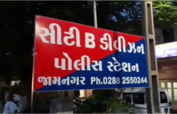 જામનગરમાં સિટી ‘બી’ ડિવિઝન પોલીસના જુગાર પર દરોડા : બે સ્થળેથી 6 શખ્સ ઝડપાયા, રૂ. 15 હજારથી વધુનો મુદ્દામાલ જપ્ત