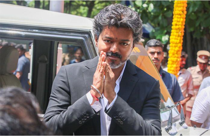 તમિલનાડુની રાજનીતિમાં મોટો ભૂકંપ : AIADMKના 4 ધારાસભ્યોના રાજીનામા, 3 ધારાસભ્યો થલાપતિ વિજયની TVKમાં જોડાતા રાજકીય ગરમાવો