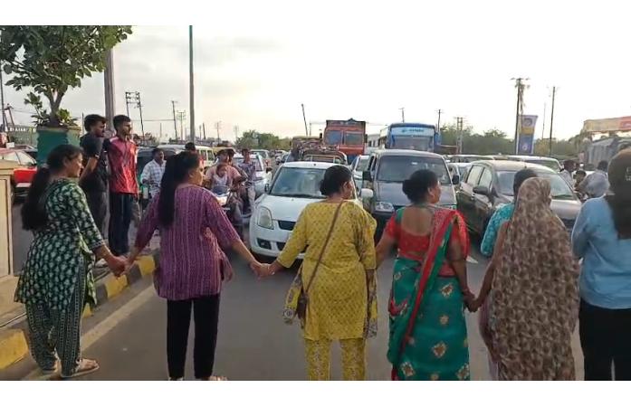 “મહિલાઓ બની રણચંડી”: ન્યૂ જામનગરમાં પ્રાથમિક સુવિધાઓના અભાવે ઉગ્ર વિરોધ, ખંભાળિયા હાઈવે પર રસ્તા રોકી કર્યો ચક્કાજામ.