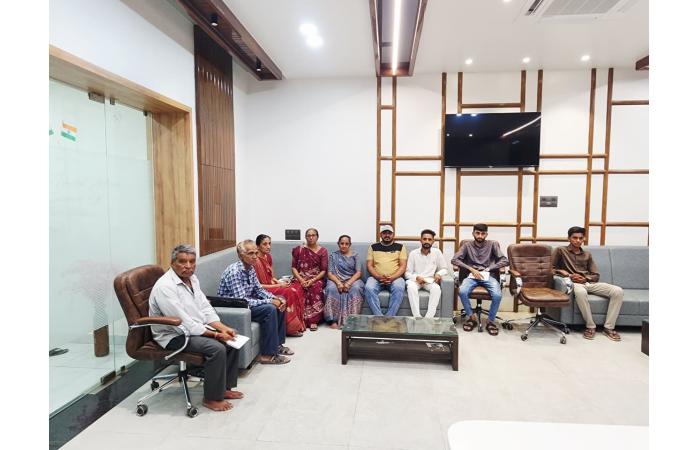 ગોંડલ માર્કેટિંગ યાર્ડ દ્વારા આકસ્મિક અવસાન પામેલા ખેડૂતોના વારસદારોને સહાયના ચેક વિતરણ.