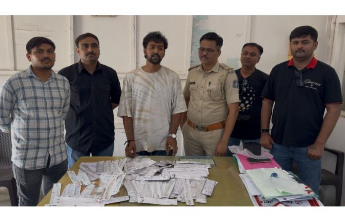 ‘તેરા તુજકો અર્પણ’નું જીવંત ઉદાહરણ: જામનગર પોલીસે માત્ર બે દિવસમાં ₹8.10 લાખની ગુમ થયેલી 3.183 કિલો ચાંદી શોધી માલિકને પરત સોંપી