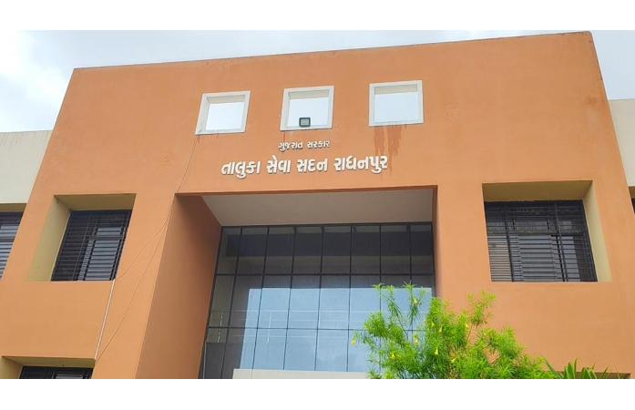 રાધનપુરમાં રેશનકાર્ડ બંધ કરવાની કાર્યવાહી વિવાદમાં: ગરીબો ચાર મહિનાથી અનાજથી વંચિત, પુરવઠા તંત્ર સામે ભેદભાવના ગંભીર આક્ષેપો.