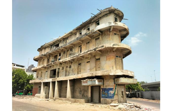 જામનગરની ઐતિહાસિક જૂની ગીતા લૉજ તોડવાની કામગીરી શરૂ, જર્જરિત હાલતને કારણે લેવાયો નિર્ણય.