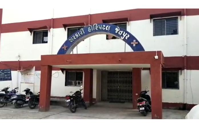 જેતપુર સિવિલ હોસ્પિટલનું ટ્રોમા સેન્ટર બન્યું નરકાગાર! 8 દિવસથી ગટરના ગંદા પાણી વચ્ચે સારવાર લેવા મજબૂર દર્દીઓ, તંત્ર સામે ઉગ્ર રોષ.