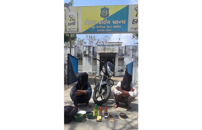 જામકંડોરણામાં ઘરેણાં ચમકાવવાના બહાને ઠગાઈ કરતી આંતરરાજ્ય ગેંગનો પર્દાફાશ: બિહારના બે શખ્સો ઝડપાયા, વૃદ્ધ મહિલાના સોનાના બુટિયા સેરવી ગયા હતા.