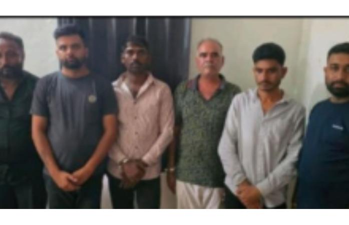રાજકોટ રેન્જ પોલીસનો જુગારધામ પર દરોડો: બે મહિલાઓ સહિત 8 જુગારીઓ ઝડપાયા.