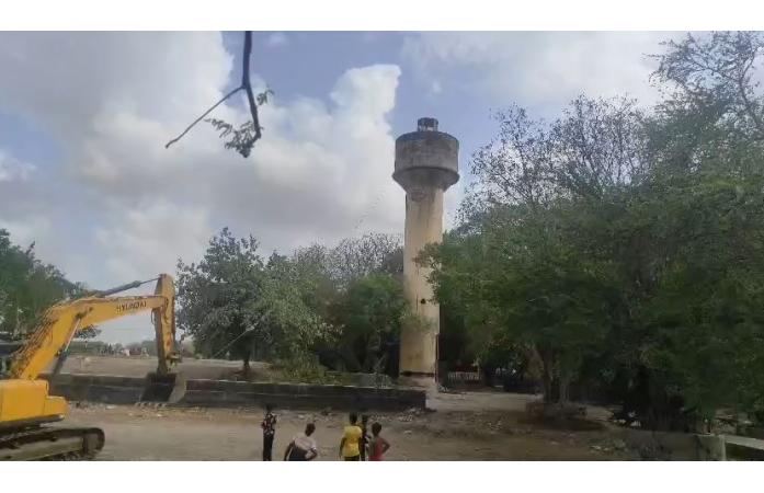 દેવભૂમિ દ્વારકા:જામ રાવલમાં વર્ષોથી જોખમ બની ઉભેલી જર્જરિત પાણીની ટાંકીનો અંત: તંત્રએ તોડી પાડી, ગ્રામજનોમાં રાહતનો માહોલ