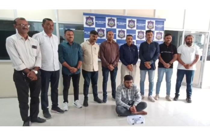 ધ્રોલમાં એલસીબીની મોટી કાર્યવાહી: ગેરકાયદેસર પિસ્ટલ અને જીવતા કાર્ટીશ સાથે માથાભારે શખ્સ ઝડપાયો, હથિયાર મધ્યપ્રદેશથી મંગાવ્યાનું ખુલ્યું.