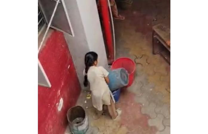 દેવભૂમિ દ્વારકાની શાળામાં વિદ્યાર્થીઓ પાસે સફાઈ કરાવવાનો વીડિયો વાયરલ: DEOએ તપાસના આદેશ આપ્યા.