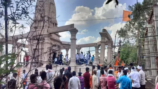મહારાષ્ટ્રના પરભણીમાં મોટો અકસ્માત: યશવાડી મારુતિ મંદિરનો સભા મંડપ ધરાશાયી, 30થી 40 લોકો કાટમાળ નીચે ફસાયા હોવાની આશંકા