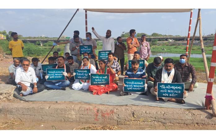 રંગમતી-નાગમતી નદીમાં કચરાના ઢગલા મુદ્દે જામનગર કોંગ્રેસનું વિરોધ પ્રદર્શન: મનપાની પ્રેમોન્સૂન કામગીરી સામે ઉઠ્યા ગંભીર સવાલ