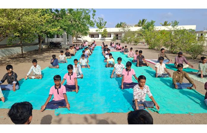 ધુનડા સત હરિરામ વિદ્યાલયમાં વિશ્વ યોગ દિવસની ઉજવણી : વિદ્યાર્થીઓએ ઉત્સાહભેર લીધો યોગાભ્યાસમાં ભાગ.