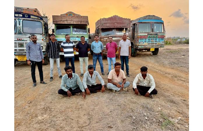 દ્વારકા જિલ્લામાં SOGની મોટી કાર્યવાહી: ભાટીયા–ભાડથરમાંથી ગેરકાયદેસર સફેદ પથ્થર ભરેલા 5 ટ્રક જપ્ત, 68 ટન જથ્થો સહિત રૂ. 77.70 લાખનો મુદ્દામાલ કબજે