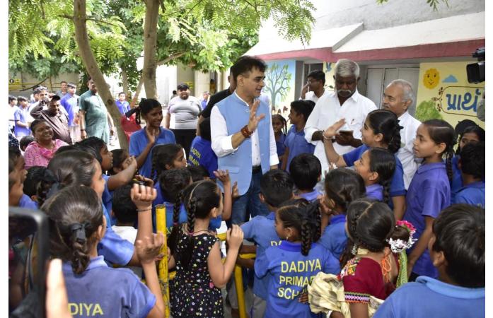 આરોગ્ય મંત્રી પ્રફુલ પાનશેરીયાની અધ્યક્ષતામાં જામનગર તાલુકાની 8 શાળાઓમાં શાળા પ્રવેશોત્સવ-2026ની ભવ્ય ઉજવણી.