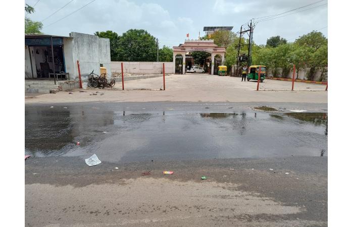રેડક્રોસ હોસ્પિટલથી સાઈબાબા નગર સુધી ગટરનું ગંદુ પાણી રસ્તા પર, રહેવાસીઓમાં રોષ.