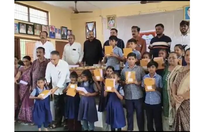 ભરૂચમાં શાળા પ્રવેશોત્સવની હર્ષોલ્લાસભેર ઉજવણી: શ્રી સચ્ચિદાનંદ વિદ્યાલયમાં વિદ્યાર્થીઓને નોટબૂક વિતરણ, શિક્ષણના મહત્ત્વનો અપાયો સંદેશ.