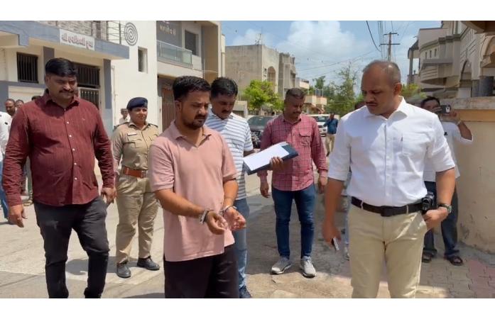 જામનગર વૃદ્ધ હત્યા કેસમાં તપાસનો ધમધમાટ તેજ: આરોપીને ઘટનાસ્થળે લઈ જઈ પોલીસે કરાવ્યું ક્રાઇમ સીન રિકન્સ્ટ્રક્શન