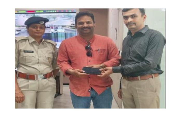 જામનગર પોલીસે ગણતરીના કલાકોમાં ગુમ થયેલો મોબાઇલ શોધી માલિકને પરત આપ્યો