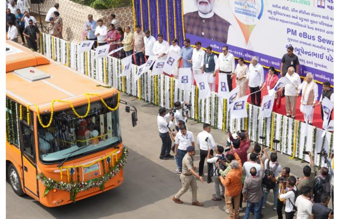 વડોદરામાં ‘ક્લીન સિટી-ગ્રીન સિટી’ તરફ ઐતિહાસિક પગલું: 30 ઈલેક્ટ્રિક બસોનું પ્રસ્થાન.....