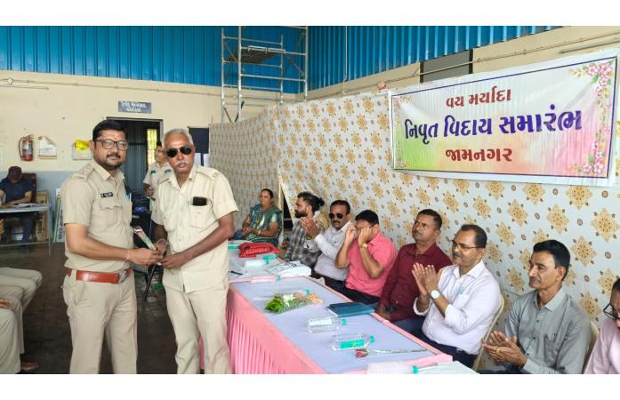 જામનગર એસટી ડેપોમાં નિવૃત્તિ સન્માન સમારોહ: કંડક્ટર બાબુલાલ સોલંકી અને જે.પી. ગોધાણીને લાગણીસભર વિદાય અપાઈ.