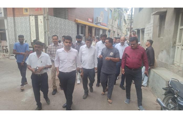 જામનગરમાં રૂટિન સફાઈ વ્યવસ્થાની સમીક્ષા: સુભાષ શાક માર્કેટ વિસ્તારમાં મહાનગરપાલિકાના ઉચ્ચ અધિકારીઓનું નિરીક્ષણ.