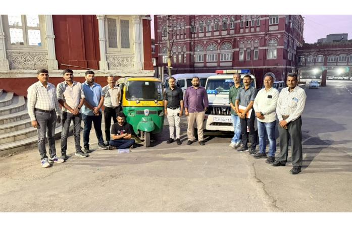 જામનગરમાં વિધવા સહાયનો ચેક આપવાના બહાને વૃદ્ધાને લૂંટનાર રીક્ષાચાલક સહિત ત્રણ શખ્સ ઝડપાયા, રૂ.4.18 લાખનો મુદ્દામાલ કબજે.