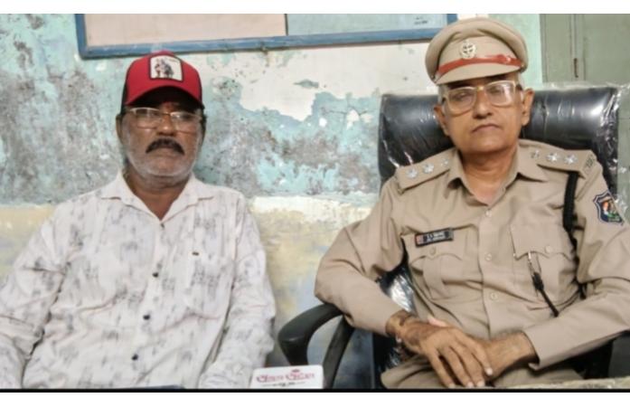 ઓખા હોમગાર્ડઝ કમાન્ડિંગ ઓફિસર સંદિપ ખેતીયાની શુભેચ્છા મુલાકાત લેતા ‘સમય સંદેશ’ના રિપોર્ટર હોથીભા સુમણીયા.