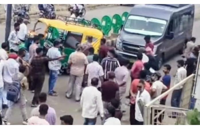 દ્વારકા-નાગેશ્વર રોડ અકસ્માત ઝોન બન્યો? સ્વામીનારાયણ મંદિર નજીક ફરી ટેમ્પો-રીક્ષા અથડાયા, સ્થાનિકોમાં ઉઠ્યા સુરક્ષાના સવાલો.