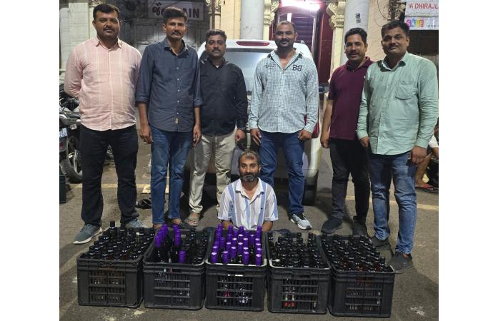 જામનગરમાં સિટી 'એ' ડિવિઝન પોલીસનો દરોડો: મહાપ્રભુજી બેઠક નજીક વેગેનઆર કારમાંથી 108 દારૂની બોટલો સાથે દંપતી ઝડપાયું, રૂ. 5.86 લાખનો મુદ્દામાલ કબજે.