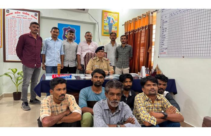 સલાયામાં જાહેરમાં ચાલતા જુગારધામ પર પોલીસનો દરોડો: 6 શખ્સ ઝડપાયા, રૂ. 35 હજારથી વધુનો મુદ્દામાલ કબજે.