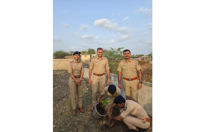 વૃક્ષ નહીં, સંસ્કાર પણ વાવ્યા: વલાસણમાં DYSP સમીર સારડાની આગેવાનીમાં પોલીસની અનોખી પહેલ.