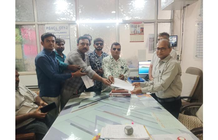જામનગર ફેઝ-૩ GIDCમાં વીજ વિક્ષેપ સામે ઉદ્યોગકારોનો આક્રોશ: બાઇક રેલી યોજી PGVCLને આવેદનપત્ર પાઠવ્યું.
