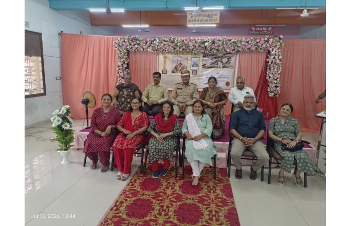 જામનગર જિલ્લા પુસ્તકાલયમાં વિમાન નિર્માતા મનુભાઈ પારેખની તસવીરનું અનાવરણ.