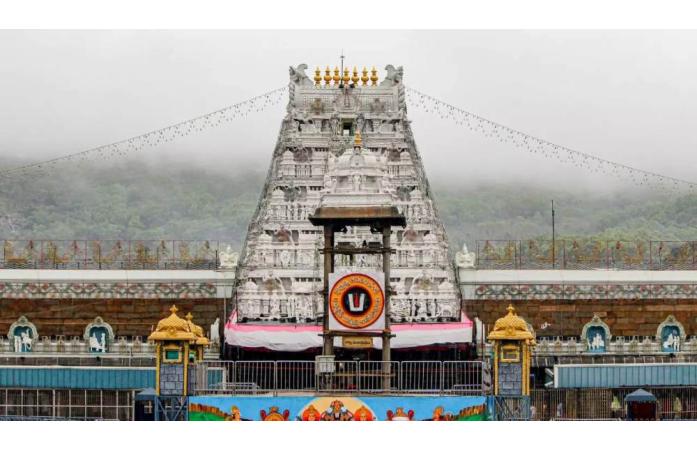 તિરુપતિમાં પ્રથમ આરતીના અધિકારને લઈને વિવાદ, કર્ણાટક સરકારના પ્રસ્તાવ સામે વિરોધ.