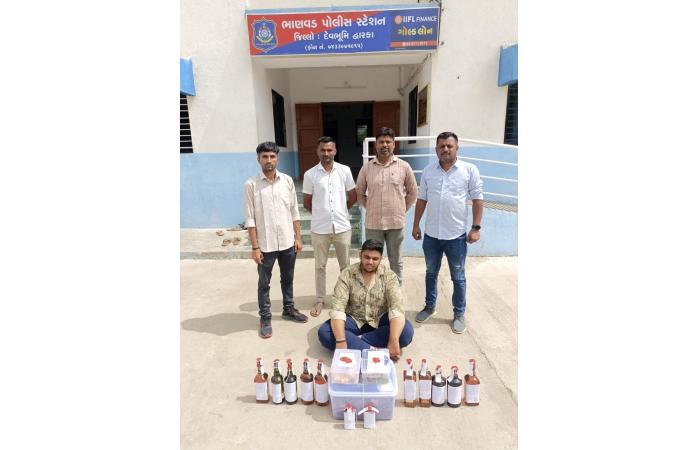 ભાણવડમાં દેવભૂમિ દ્વારકા SOGનો મોટો દરોડો: પોલીસ સ્ટેશન નજીકથી ગાંજો, અંગ્રેજી દારૂ અને પ્રતિબંધિત ગોગો પેપર સાથે એક શખ્સ ઝડપાયો.