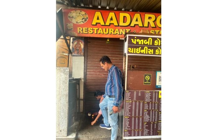 રાજકોટમાં ફૂડ વિભાગની તવાઈ: 87 રેસ્ટોરન્ટ-પેઢીઓમાં ચેકિંગ, 59 કિલો અખાદ્ય ખોરાકનો નાશ, 2 એકમ સીલ, 10 નમૂના લેબમાં મોકલાયા.