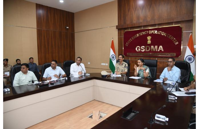 અતિભારે વરસાદ વચ્ચે રાજ્ય પોલીસ એલર્ટ મોડ પર: DGP જ્ઞાનેન્દ્રસિંહ મલિકે SEOC ખાતે કરી સમીક્ષા, નાગરિકોની સુરક્ષાને પ્રથમ પ્રાથમિકતા.