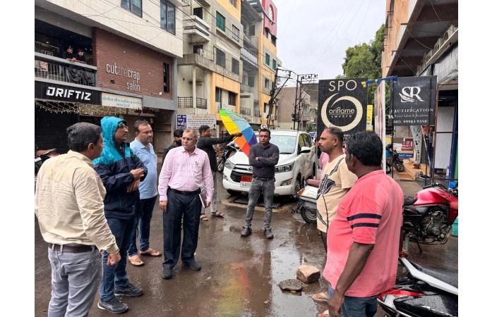 વરસાદી પરિસ્થિતિ વચ્ચે રાજકોટ મહાનગરપાલિકા એલર્ટ: કમિશનર તુષાર સુમેરાની ત્રણેય ઝોનમાં રૂબરૂ સમીક્ષા, તાત્કાલિક કામગીરીના આદેશ.
