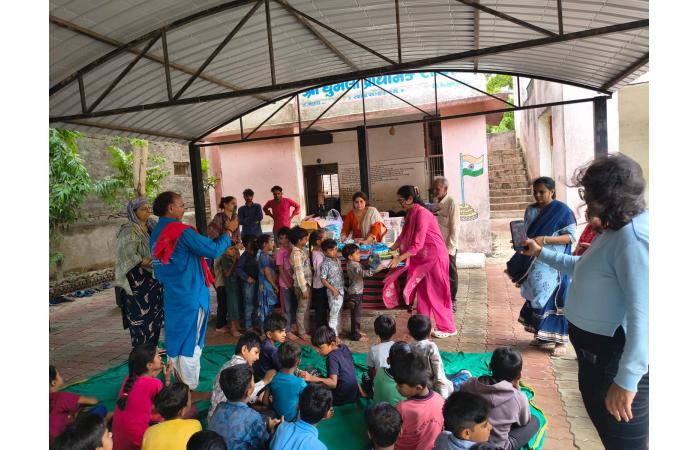 ભાણવડના ઘુમલી ગામે 100થી વધુ વિદ્યાર્થીઓને શૈક્ષણિક કીટનું વિનામૂલ્યે વિતરણ, દુબઈ સ્થિત મહિલા દાતાની સેવાભાવનાને બિરદાવાઈ.