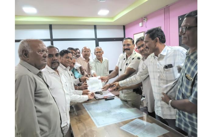 જામજોધપુરમાં ગૌવધ પર પ્રતિબંધની માંગ સાથે આવેદનપત્ર પાઠવાયું.