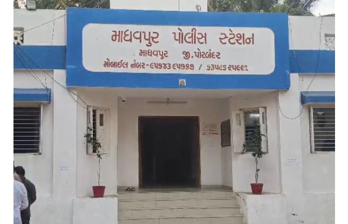માધવપુર ઘેડમાં જાહેરમાં જુગાર રમતી ચાર મહિલાઓ ઝડપાઈ, ₹5,250ની રોકડ અને ગંજીફાના પત્તા કબજે.