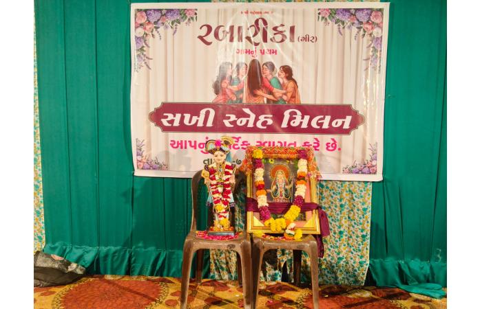 ખાંભા તાલુકાના રબારીકા (ગીર) ગામની બહેનોનું પ્રથમ ‘સખી સ્નેહ મિલન’ સુરતમાં હર્ષોલ્લાસભેર યોજાયું.