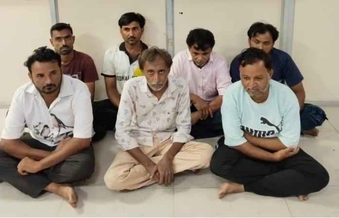 જામનગરમાં જાહેરમાં ઘોડી પાસા વડે જુગાર રમતા સાત શખ્સ ઝડપાયા, ₹1.52 લાખથી વધુનો મુદ્દામાલ કબજે.
