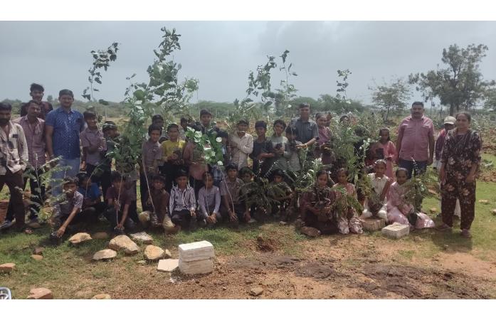 હરિયાળા ભવિષ્યનો સંકલ્પ: કરસનગઢ પ્રાથમિક શાળામાં 1,100 વૃક્ષોનું ભવ્ય વૃક્ષારોપણ.