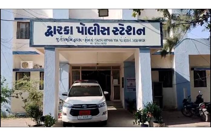 દ્વારકામાં પૈસાની માંગણી મુદ્દે વિવાદઃ ત્રણ સામે પોલીસ ફરિયાદ, છરી બતાવી જાનથી મારી નાખવાની ધમકીનો આક્ષેપ