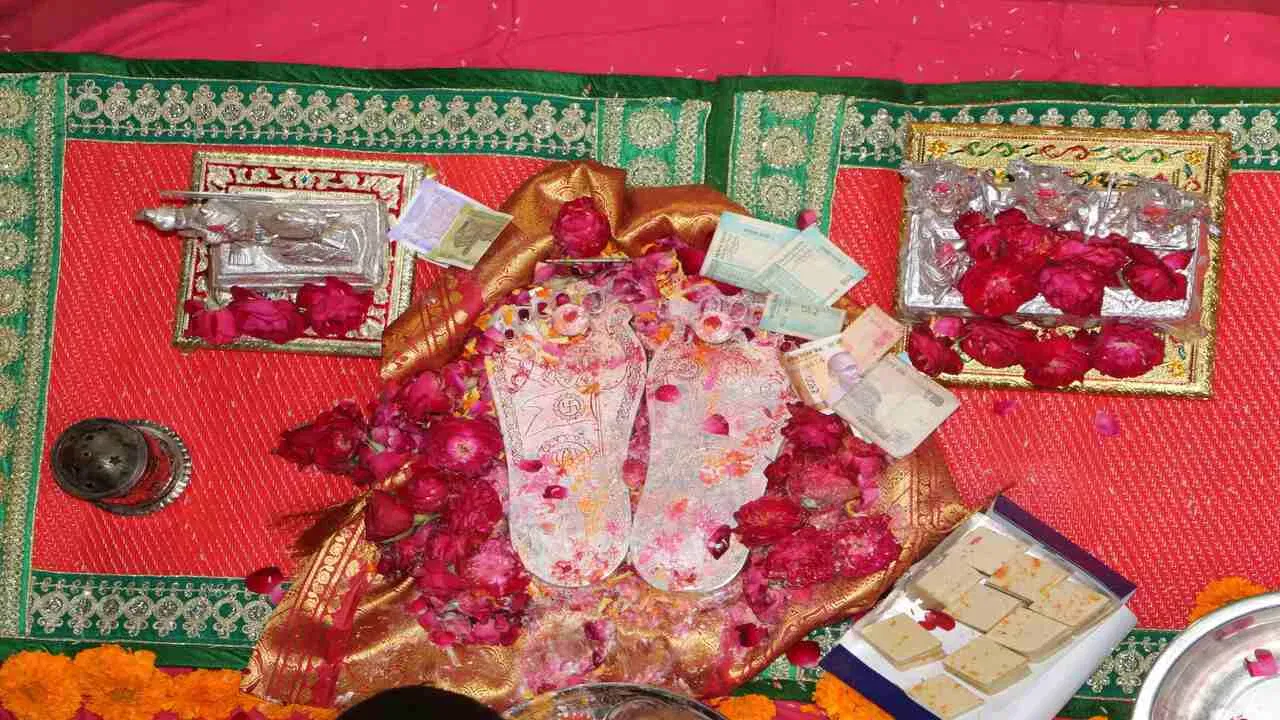 અંબાજી મંદિરમાં રાજુલાના માઈભક્તની અનોખી ભક્તિઃ મા અંબાના ચરણોમાં ₹82,800ની ચાંદીની પાદુકા અર્પણ