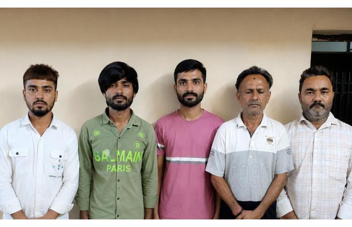 કેશોદ એરપોર્ટ રોડ પર જુગારધામ ઝડપાયું, ₹17,080 સાથે 5 શખ્સો ઝડપાયા.