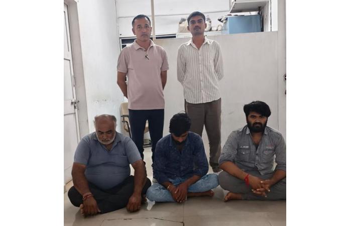 સણખલા ગામમાં જાહેરમાં જુગાર રમતા 3 શખ્સ ઝડપાયા.